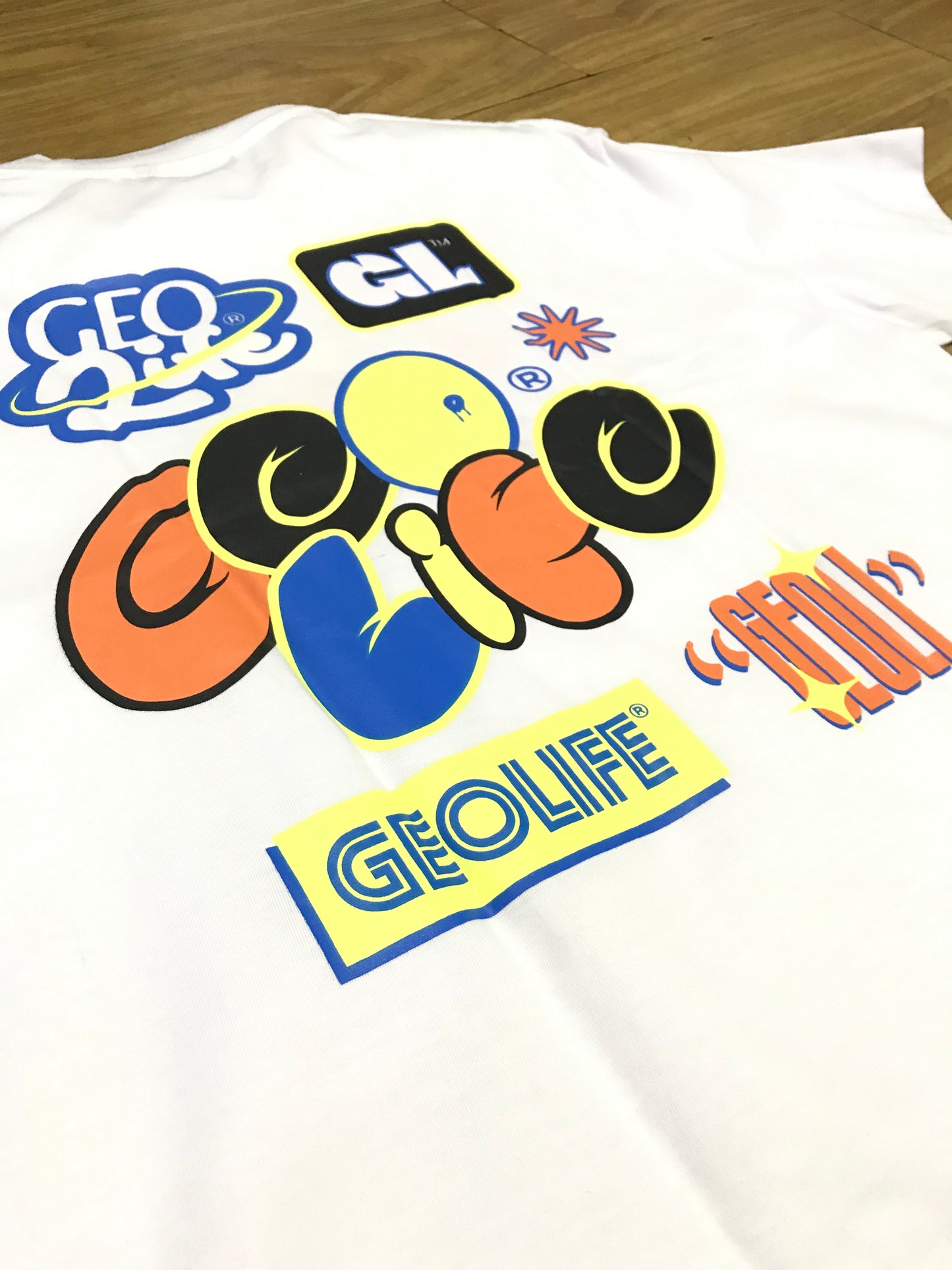 GEOLIFE STICKIES - WHITE TSHIRT