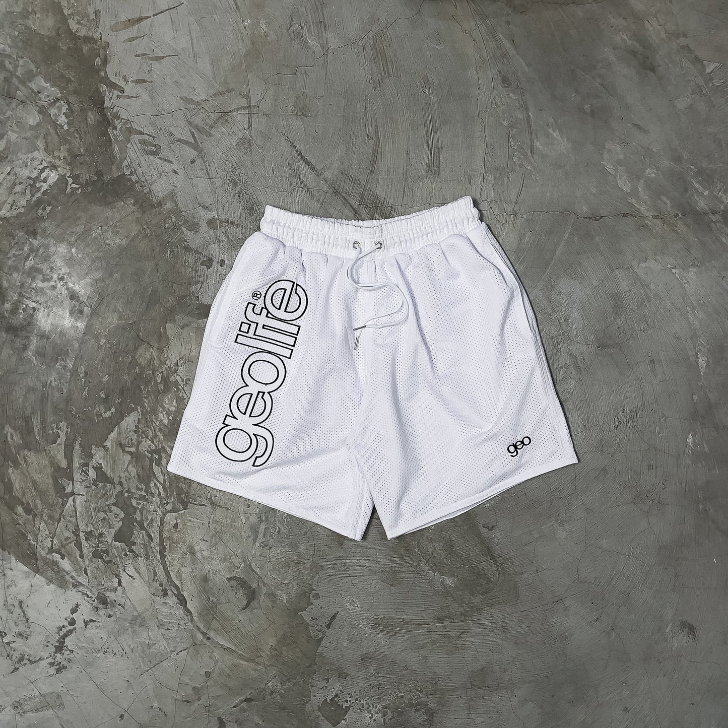 GEOLIFE EMBROIDERY MESH SHORTS --- WHITE