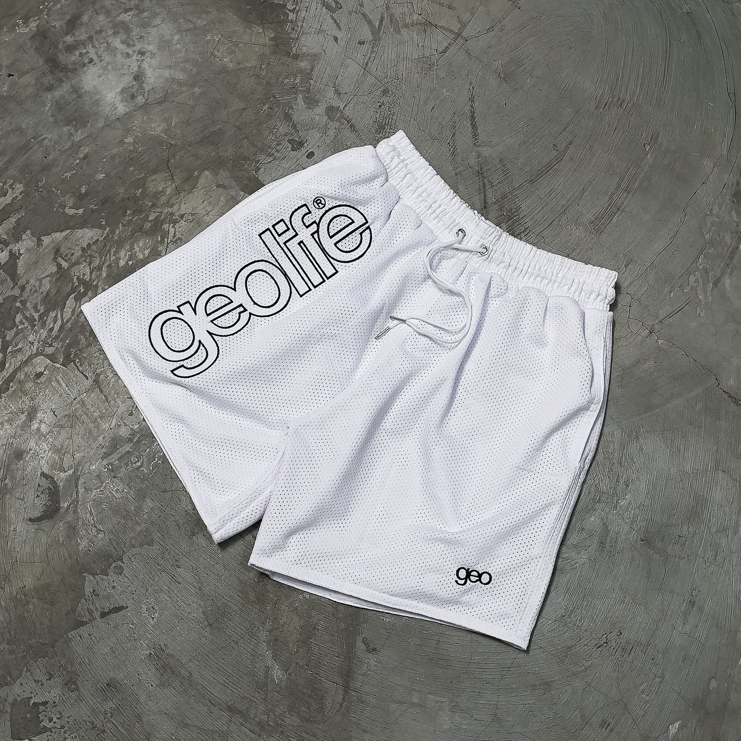 GEOLIFE EMBROIDERY MESH SHORTS --- WHITE