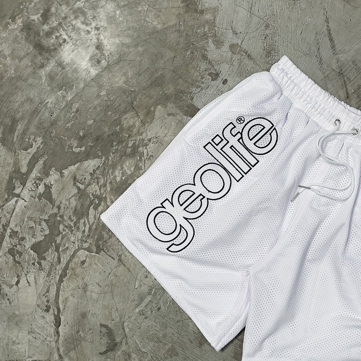 GEOLIFE EMBROIDERY MESH SHORTS --- WHITE