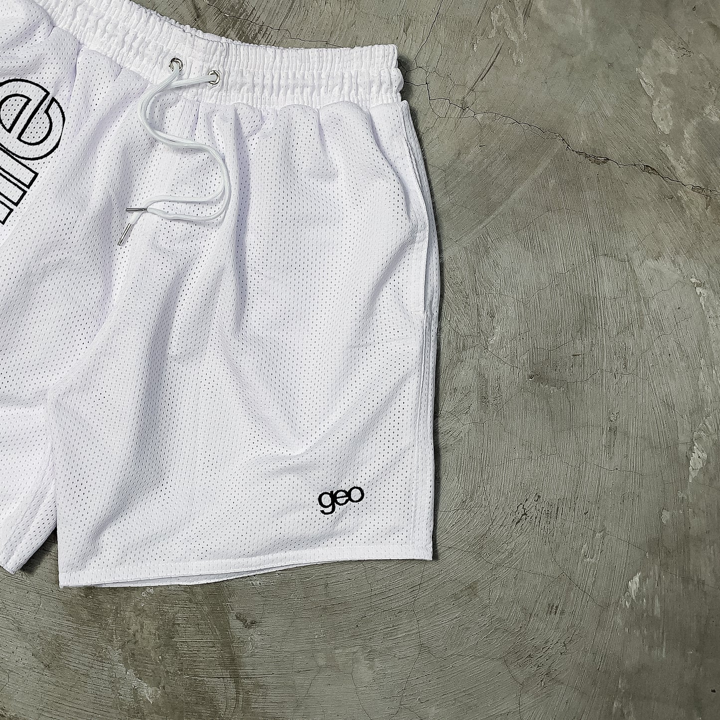 GEOLIFE EMBROIDERY MESH SHORTS --- WHITE