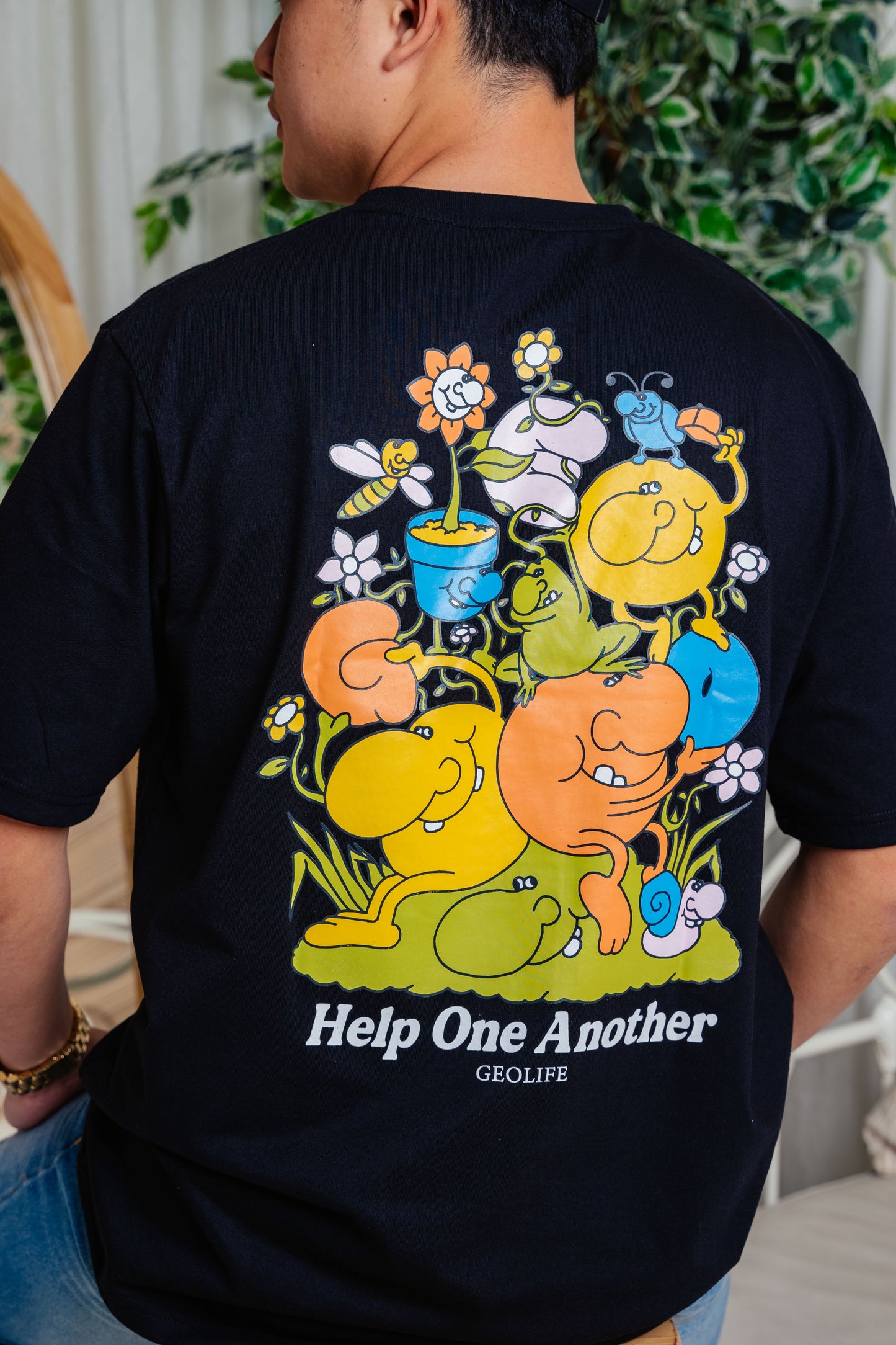 GEOLIFE HELP ONE ANOTHER BLACK TSHIRT
